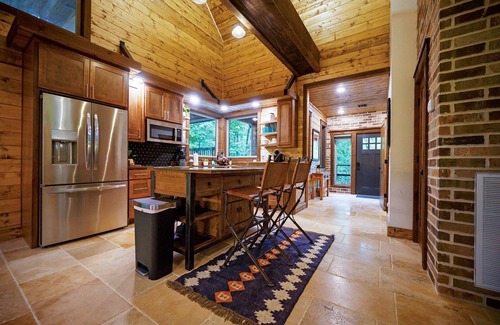 Broken Bow Cabin | Luxe 1 Bedroom W/Spa-like Bathroom, Hot Tub, Traeger Smoker, Location!