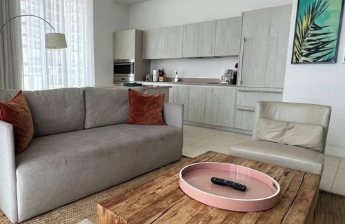 Seybold Apartment | Luxe 1 BR Ocean View by The beach, Amazing Pool