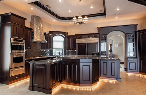 Mitchell Villa | Luxe 10000sqf Estate - Event Venue/Pheasant Hunting/Sleeps 18/9 Beds/6.5 Bath
