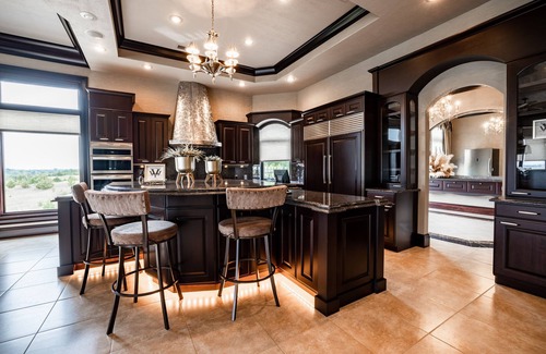 Mitchell Villa | Luxe 10000sqf Estate - Event Venue/Pheasant Hunting/Sleeps 18/9 Beds/6.5 Bath