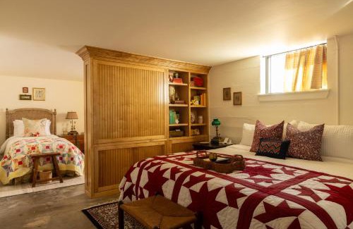 Guthrie House | Luxe 1920 Schoolhouse Sleeps 8 30 Min From Okc