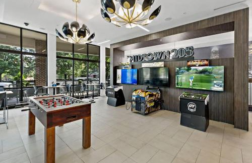 Cherry Apartment | LUXE 1BD - 5 Min DT, Gym, Parking, W-D - Sleeps 6