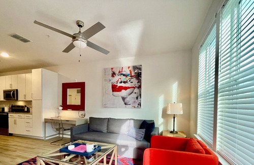 North Hyde Park Apartment | Luxe 1BR,FreePark,Pool, Spacious & bright, 1 Bedroom, King Bed, City Views, Resort Amenities