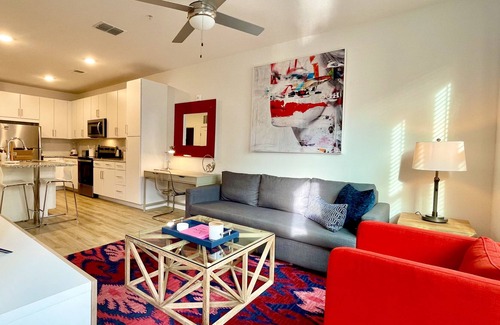 North Hyde Park Apartment | Luxe 1BR,FreePark,Pool, Spacious & bright, 1 Bedroom, King Bed, City Views, Resort Amenities