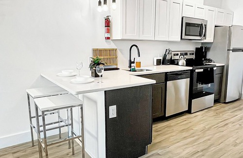 Elizabeth Apartment | Luxe 1BR King-near NYC, EWR,Prudential, NJPAC,Dwntwn Newark, MetLife