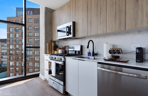 River West Apartment | Luxe 1BR: Unmatched Views & Location