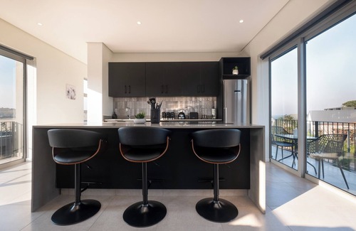 Salt Rock Apartment | Luxe 2-Bed Apartment in Zululami Estate, Ballitonn