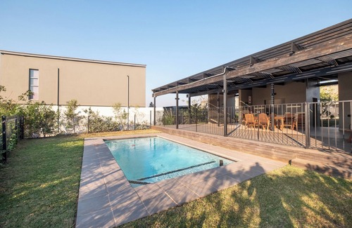 Salt Rock Apartment | Luxe 2-Bed Apartment in Zululami Estate, Ballitonn