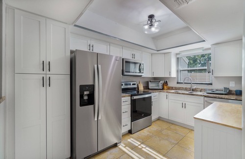 Nichols Condo | Luxe 2-Bed Condo Near Orlando & Tampa – King Beds, Smart TVs, Serene Terrace, +