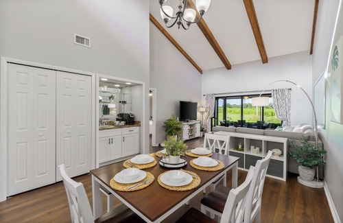 Nichols Condo | Luxe 2-Bed Condo Near Orlando & Tampa – King Beds, Smart TVs, Serene Terrace, +