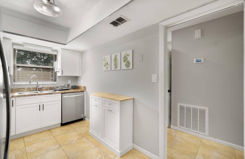 Nichols Condo | Luxe 2-Bed Condo Near Orlando & Tampa – King Beds, Smart TVs, Serene Terrace, +