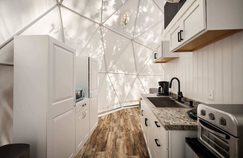 Capon Bridge Apartment | Luxe 2 Bed Dome w Hot Tub, Deck, Fire Pit & Bath