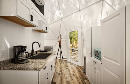 Capon Bridge Apartment | Luxe 2 Bed Dome w Hot Tub, Deck, Fire Pit & Bath