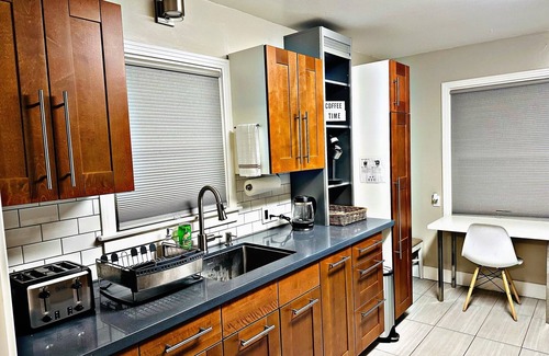 North Oak Park House | Luxe 2 Bedroom Dream Home w/Private Garage