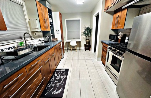 North Oak Park House | Luxe 2 Bedroom Dream Home w/Private Garage