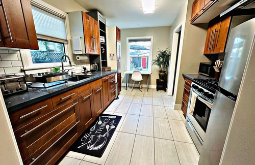 North Oak Park House | Luxe 2 Bedroom Dream Home w/Private Garage