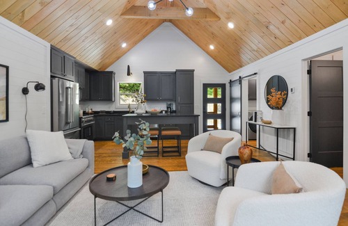 Cherry Log Cabin | Luxe 2 King Suites Hot Tub/Fire Pit Private Culdesac, Blue Ridge & Ellijay