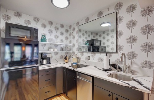 River District Apartment | Luxe 220, Unit 5 - Adjacent City View Suites, Managed by BlueStar Real Estate