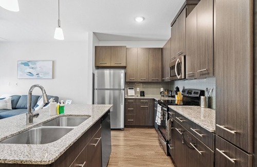 Leander Apartment | Luxe 2B Getaway | Sleeps 6 | Pool, Gym, Garage