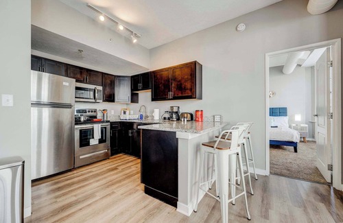 Gateway District Apartment | Luxe 2B in Playhouse Square Pool & Spa Gym