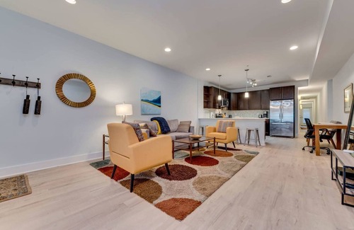 Columbia Heights Bed & Breakfast | Luxe 2BD/2BA Townhouse in Hip Area - Near Metro