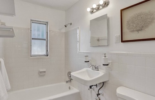 Riviera Beach Apartment | Luxe 2br/1bath, Palm Beach, W/ free parking, outdoor living area and Trampoline!