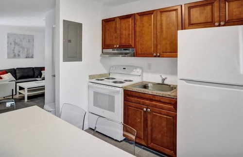 Riviera Beach Apartment | Luxe 2br/1bath, Palm Beach, W/ free parking, outdoor living area and Trampoline!
