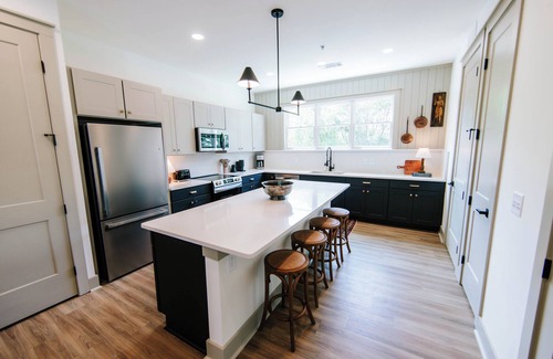 Athens Apartment | Luxe 2BR Game Day Retreat by MHM Luxury Properties