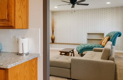 Fort Worth House | Luxe 3 Bedroom Retreat Sleeps 7 - Perfect For Groups Families