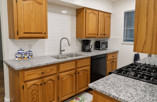 Fort Worth House | Luxe 3 Bedroom Retreat Sleeps 7 - Perfect For Groups Families