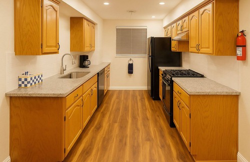 Fort Worth House | Luxe 3 Bedroom Retreat Sleeps 7 - Perfect For Groups Families