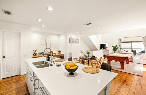 Montrose House | Luxe 3 Story Townhome with Downtown View Near NRG Stadium Centrally Located Walkable To Popular Restaurants sleeps 8