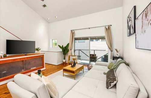 Montrose House | Luxe 3 Story Townhome with Downtown View Near NRG Stadium Centrally Located Walkable To Popular Restaurants sleeps 8