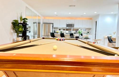 Montrose House | Luxe 3 Story Townhome with Downtown View Near NRG Stadium Centrally Located Walkable To Popular Restaurants sleeps 8