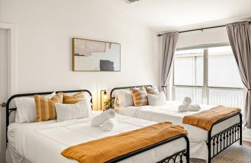 Montrose House | Luxe 3 Story Townhome with Downtown View Near NRG Stadium Centrally Located Walkable To Popular Restaurants sleeps 8