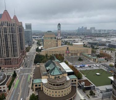 Downtown Mississauga Apartment | Luxe 3BR 2 Bath Condo Steps from Square one Mall