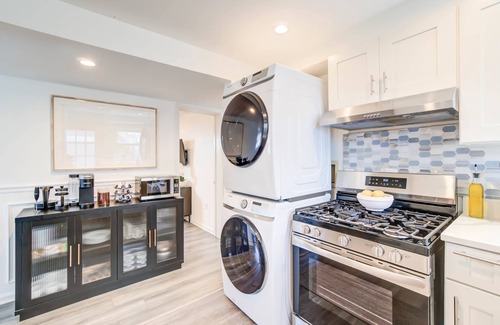 Arlington Views Apartment | Luxe 3BR & Parking with Outdoor Space - 6-min to DC