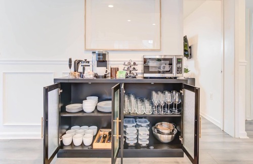 Arlington Views Apartment | Luxe 3BR & Parking with Outdoor Space - 6-min to DC