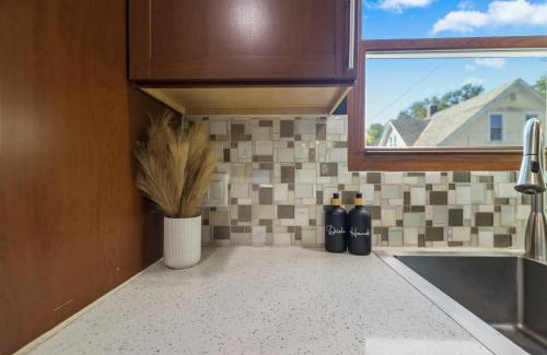 Lincoln House | Luxe 4bd - Movie, Games - Centrally Located
