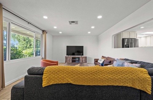 Sierra Vista House | ☀️LUXE 4BR/2BTH Mountain View vacation Pool & Grill Central LOC Private