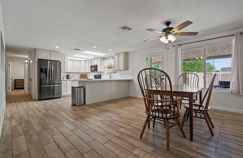 Sierra Vista House | ☀️LUXE 4BR/2BTH Mountain View vacation Pool & Grill Central LOC Private
