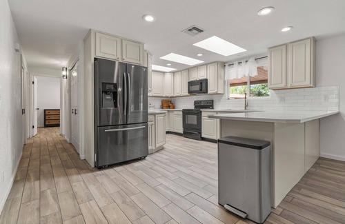 Sierra Vista House | ☀️LUXE 4BR/2BTH Mountain View vacation Pool & Grill Central LOC Private