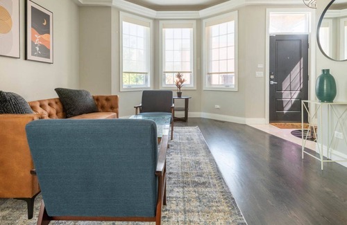 Grand Boulevard House | Luxe 4BR Chicago Home W/ Gym