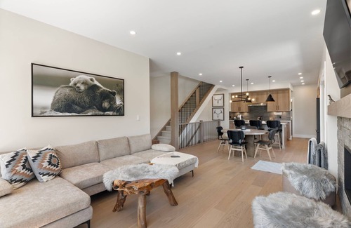 Teepee Town Apartment | Luxe 4BR Retreat + Hot Tub & Scenic Mountain Views
