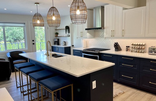 Crawford House | LUXE 5 Bedroom Kelowna Home with Pool
