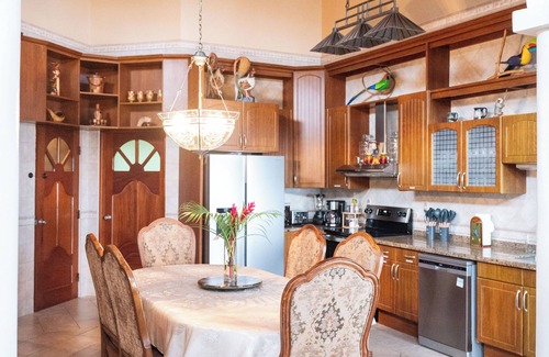Nuevo Arenal Villa | 𝑳𝒖𝒙𝒆 » 5 Lakeview Villas » Sleeps 25 » AC »Pool »Hot Tub »Weddings »Retreats