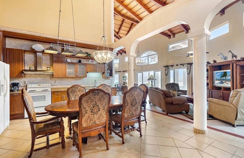 Nuevo Arenal Villa | 𝑳𝒖𝒙𝒆 » 5 Lakeview Villas » Sleeps 25 » AC »Pool »Hot Tub »Weddings »Retreats