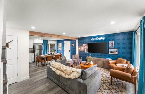 Highlands House | Luxe 5BR Epic Backyard Theater Hot Tub Bocce Games Pets