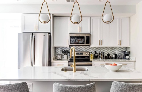 Park View Apartment | Luxe 6-BR + Rooftop Patio | Parking | Metro