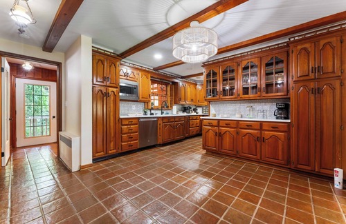 Lake Ariel House | Luxe 6acre Estate: Pool, Pickleball, HotTub, Games, MiniGolf, Playground & More!